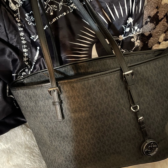 Michael Kors Saffiano tote. - Picture 4 of 4
